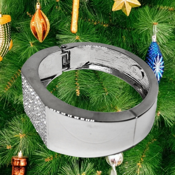 👣4/$20. Lia Sophia Silver Tone Chunky Bracelet - Picture 4 of 5